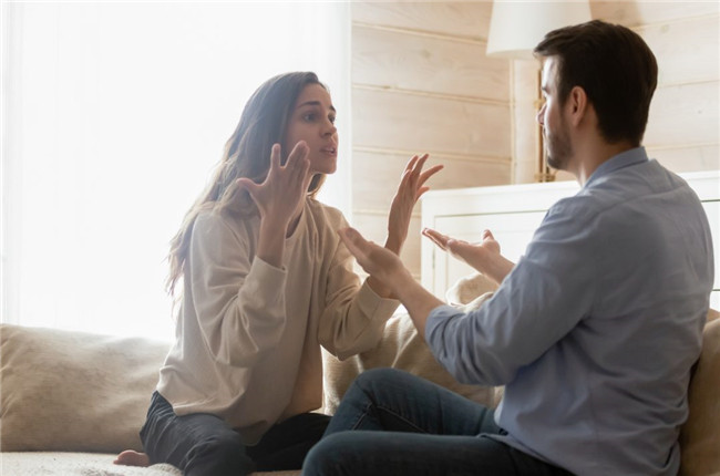 如何处理夫妻双方的职业发展和事业规划冲突？